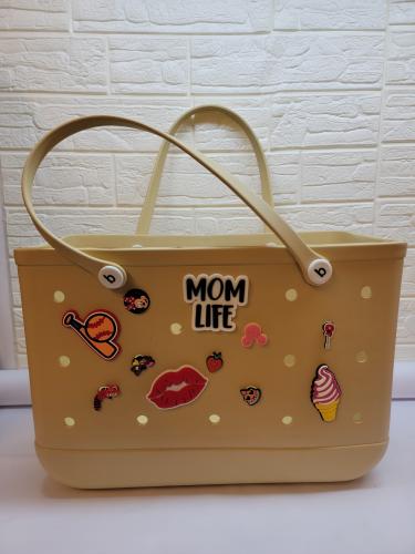 حقيبه بحر بلا ستيكيه ماركه Bag مزينه بدبابيس وشارا...