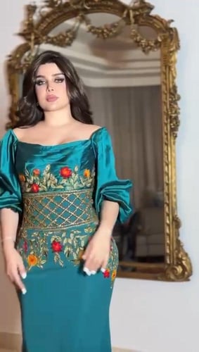 فستان أخضر زمردي تيركواز بحزام خصر مطرّز فاخر