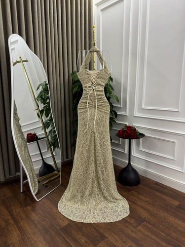 فستان سهره أخضر يخطف الأنظار،