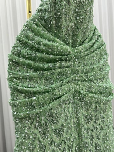 فستان سهره أخضر يخطف الأنظار،