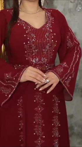 فستان شيفون بتشطيب راقي ولمسة لؤلؤ وفصوص
