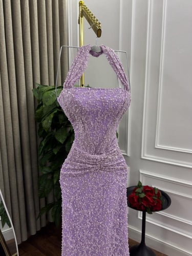 فستان سهره أخضر يخطف الأنظار،