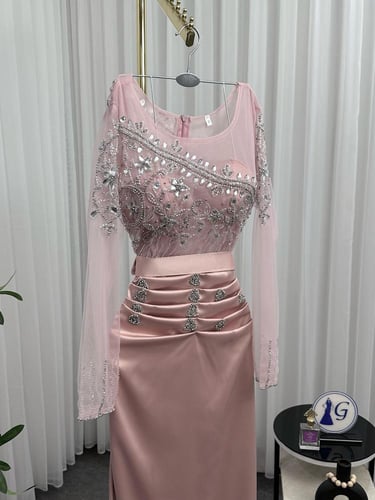 فستان زهري فاخر بتطريز يدوي ولمسة حريرية راقية