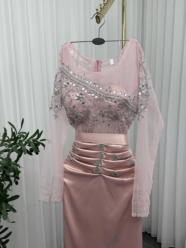 فستان زهري فاخر بتطريز يدوي ولمسة حريرية راقية