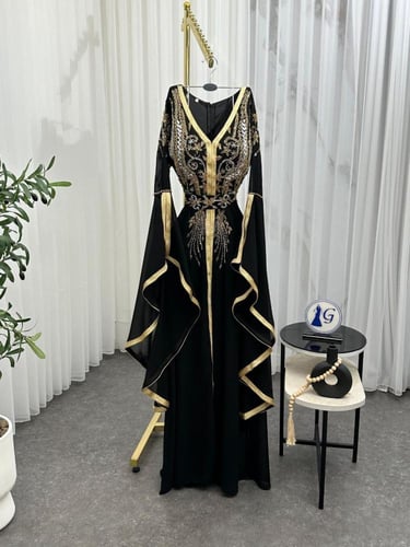 فستان أسود فاخر محدد بالذهبي بتشطيب راقي