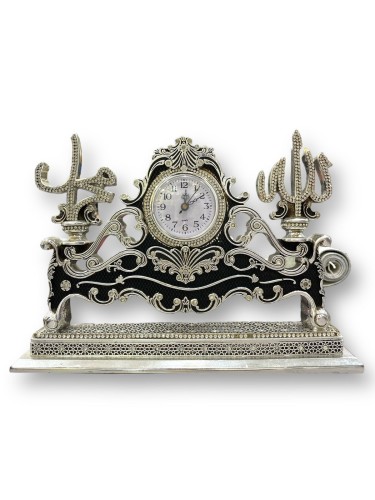 مجسم كبير مع ساعة