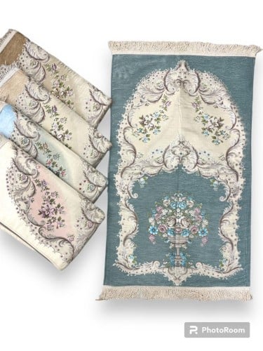 سجادة صلاة مريحة مطرزة محشوة بالاسفنج.