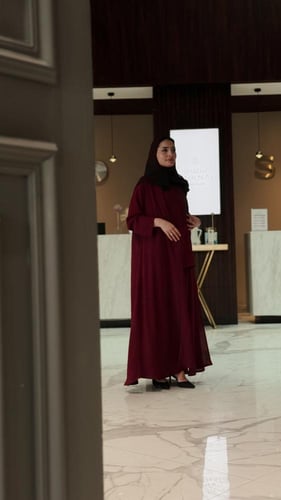 عباية سفر عنابي