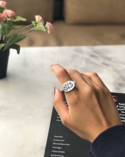 خاتم ملكي - بالاسم مرصع باثنين فصوص من الزركون الب...