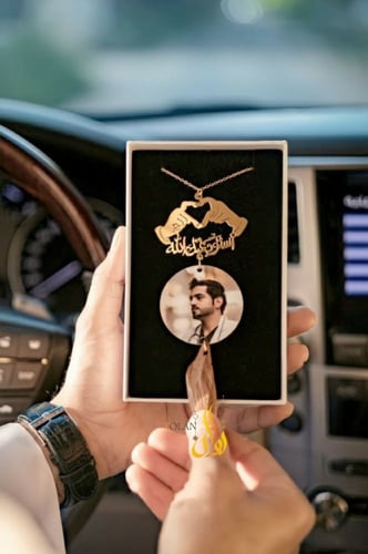 تعليقة سيارة بصوره مع يدين ترند وكسرة العود