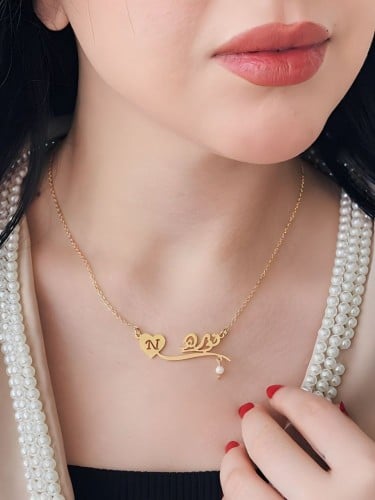 سلسال بالاسم مع حرف مطلي بالذهب