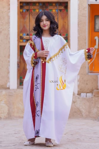 بشت أبيض متزين بقماش السدو