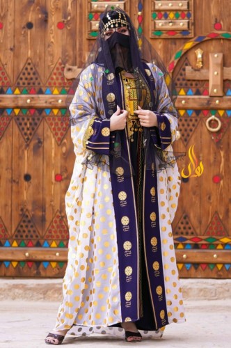 بشت يوم التأسيس أبيض مع أسود