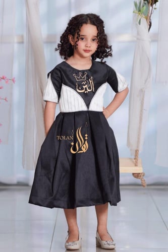 فستان اسود بتدخيلات كسرات ابيض