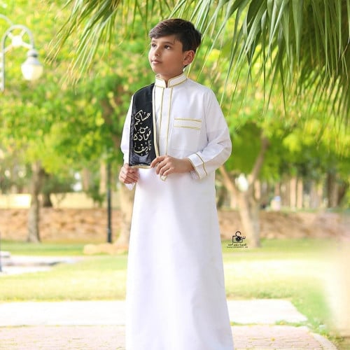 ثوب مع وشاح بالاسم