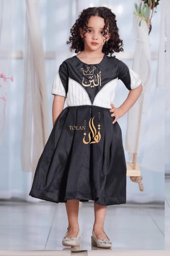 فستان اسود بتدخيلات كسرات ابيض