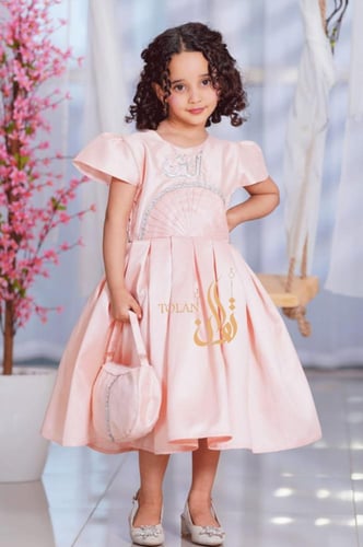 فستان زهري فاتح مطرز بالاسم