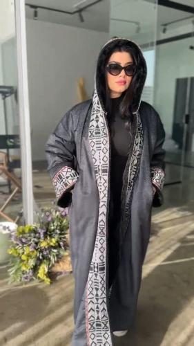 فروه نسائي مطرزه بالسدو الاحمر