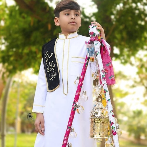 ثوب مع وشاح بالاسم