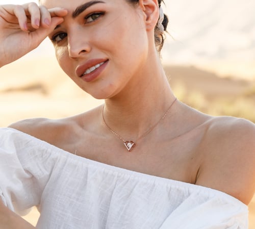 عقد الكريستالة الراقصة