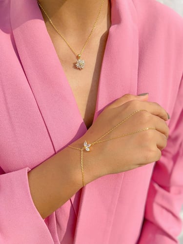 كف بتلات الورد مزين بالزركون الفضي