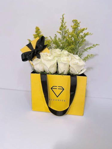كف مع خاتم مزين بالزركون