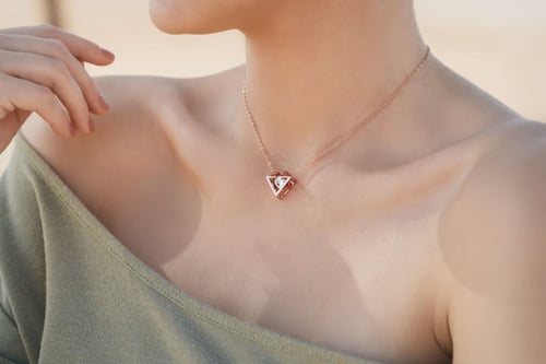 عقد الكريستالة الراقصة