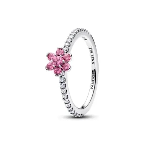A ring decorated with a floral flower that shines
