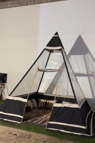 خيمة هرمية مع الاثاث