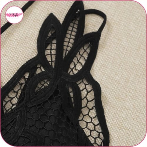 صدرية بتصميم دانتيل مزهر بشكل متقاطع