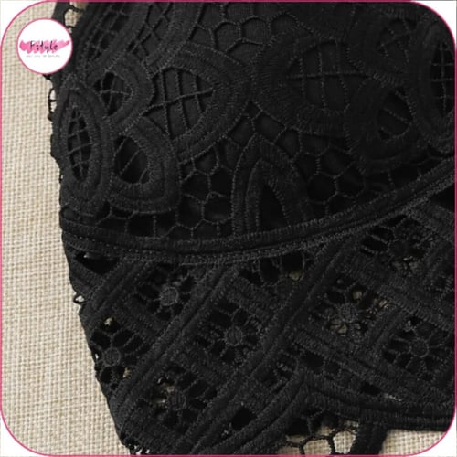 صدرية بتصميم دانتيل مزهر بشكل متقاطع