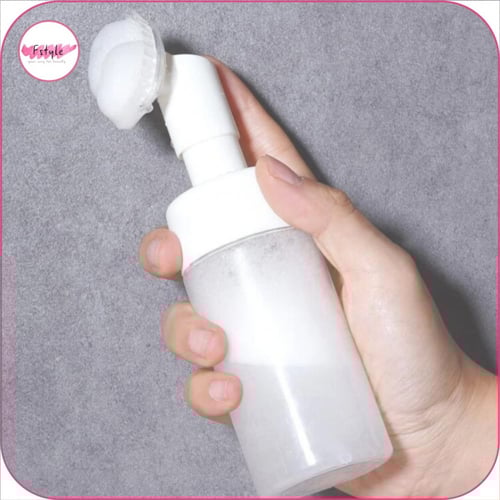 فرشاة بتصميم الزجاجة لتنظيف البشرة والمكياج