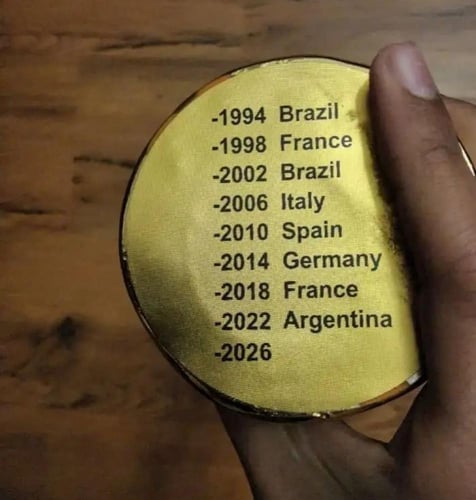 مجسم كاس العالم ارتفاع 21 سم مع سجل البطولات
