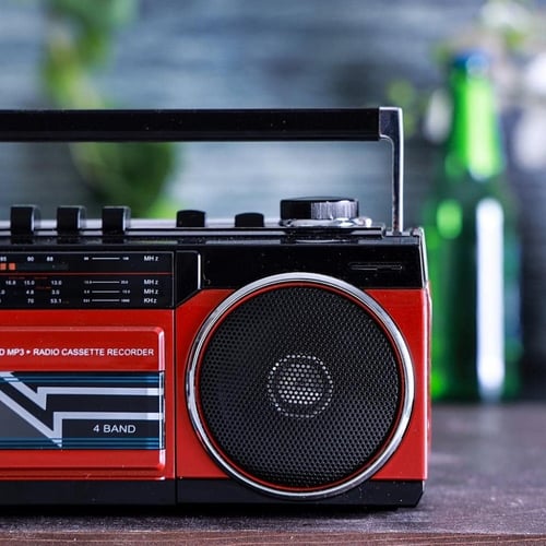 مسجل كاسيت وراديو - مكبرات صوت محمولة مزودة بمنافذ...