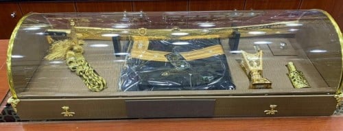 طقم سيف دمشقي مع صندوق فاخر شفاف مكون من سيف + مشل...