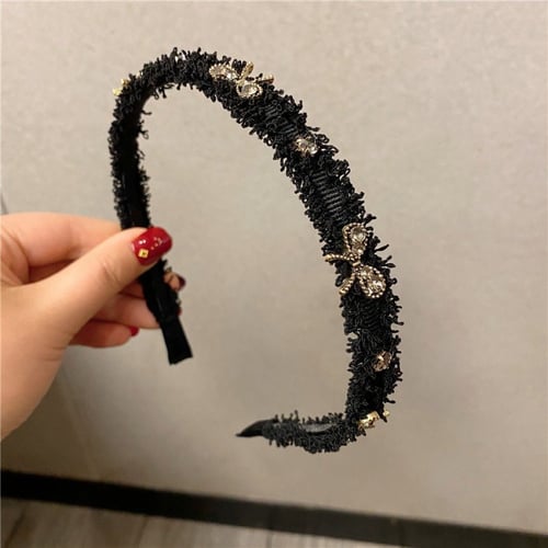 طوق مزين بحجر الراين