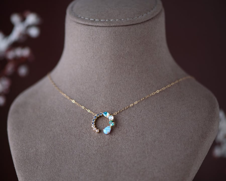 18k gold necklace decorated with luxurious natural opals