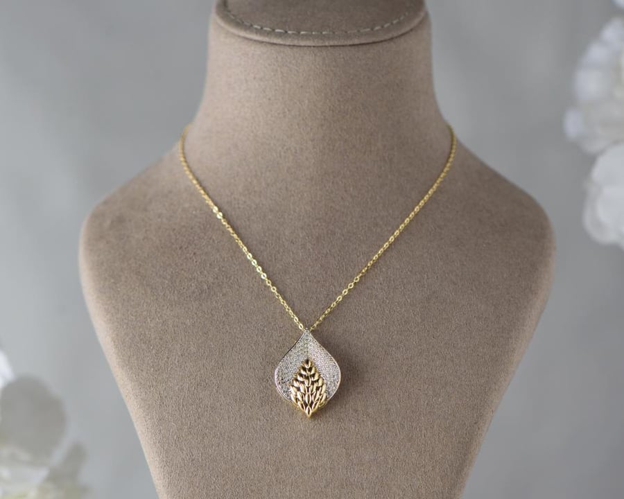 عقد ذهب عيار 18