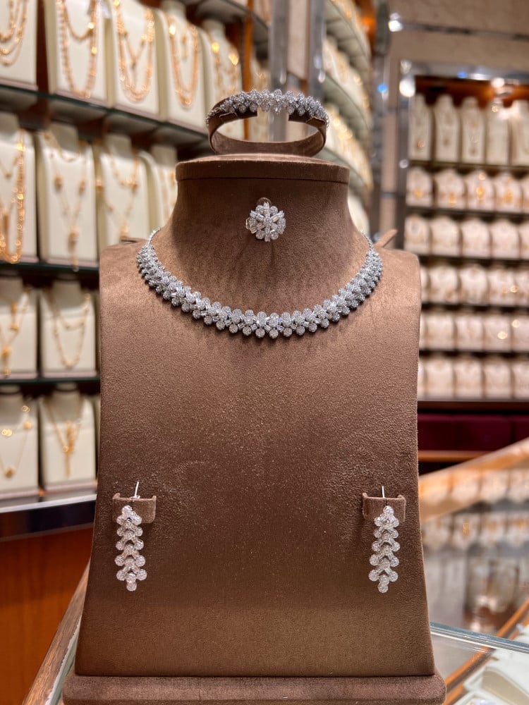 Royal white gold set with diamond design