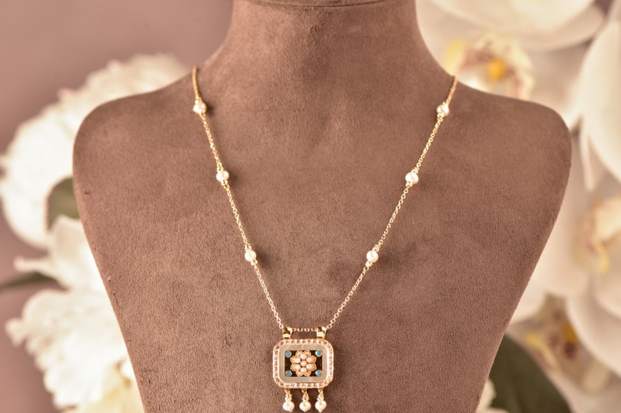 Gold necklace inlaid with mother of pearl and mother of pearl
