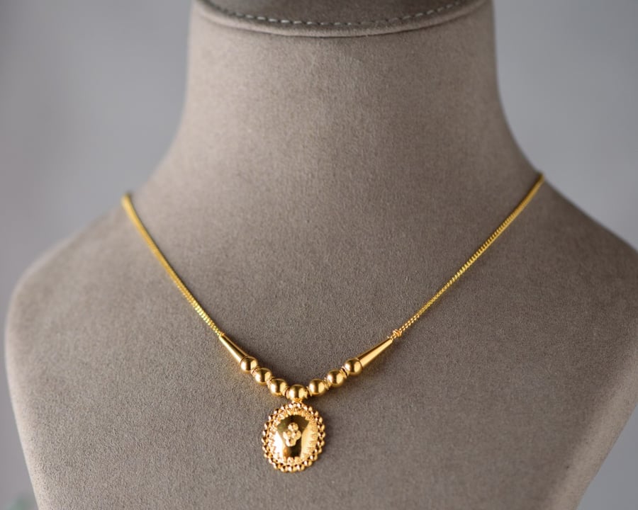 Luxurious handcrafted Bahraini gold necklace, 21 carat gold