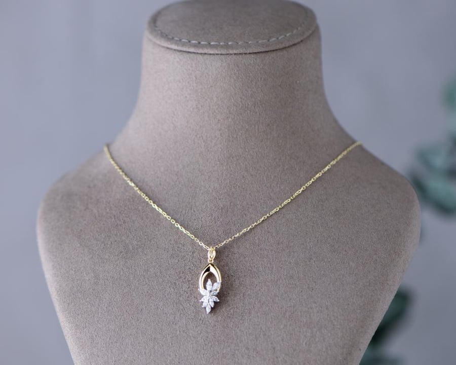 عقد ذهب عيار 18