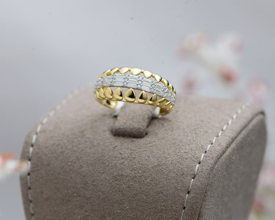 18k gold ring with diamond design