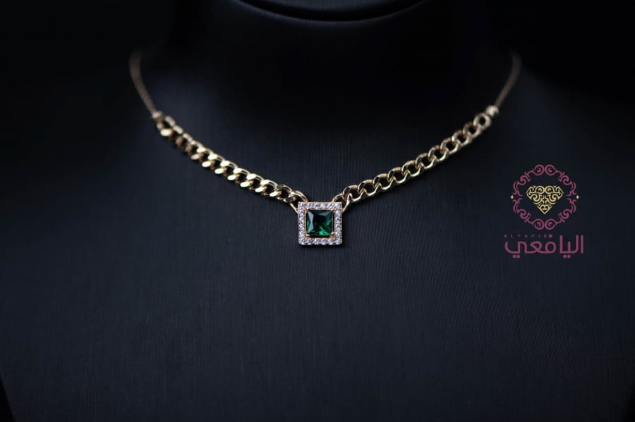 Chain necklace with square grass stone