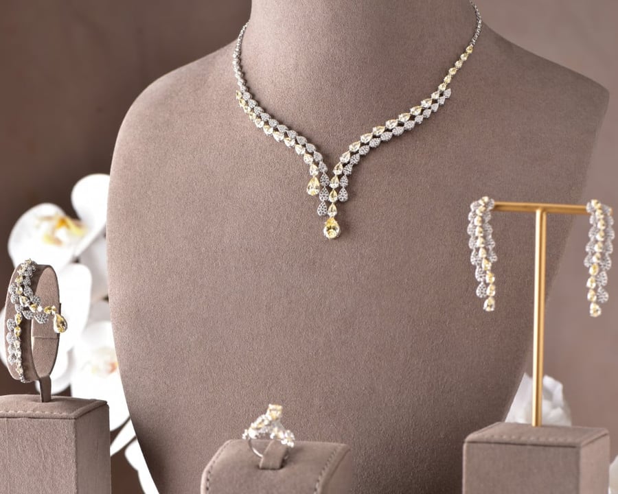 طقم ذهب أبيض ملكي بتصميم الألماس