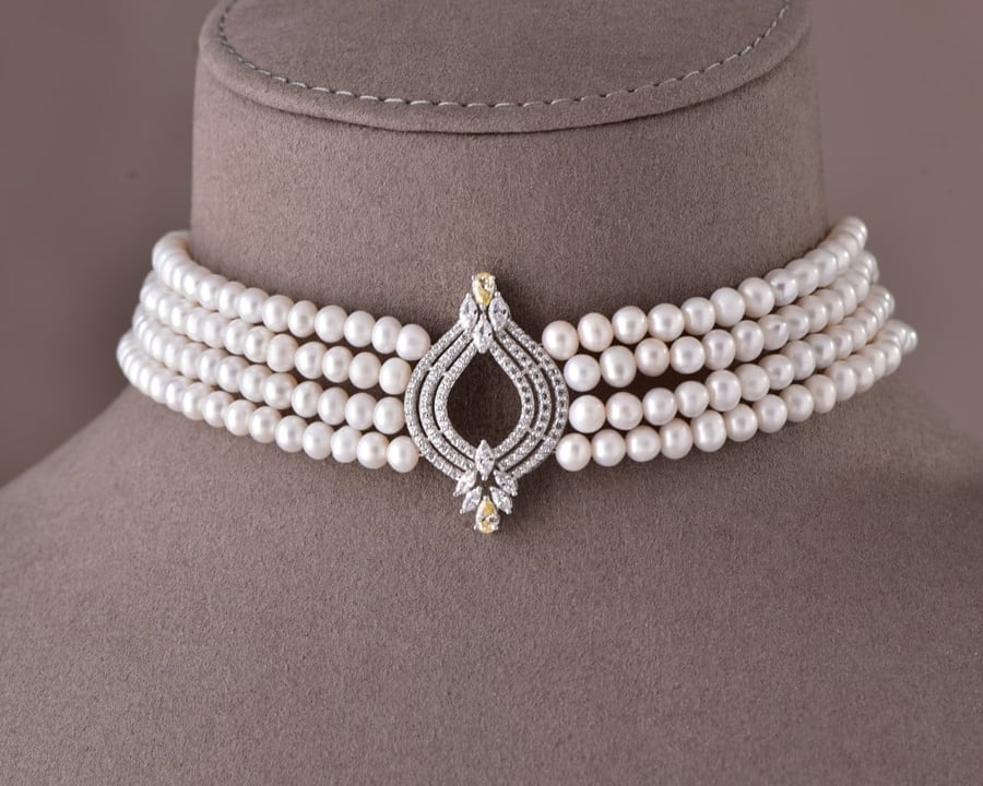 White gold royal choker with earring and ring