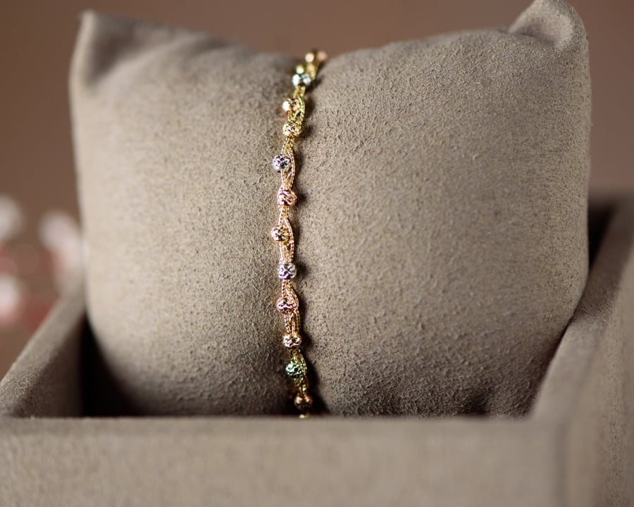 Italian 18k gold bracelet, free of stones and beads