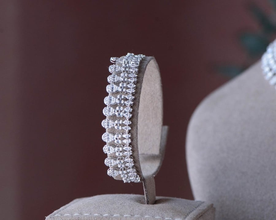 18k white gold set with diamond design