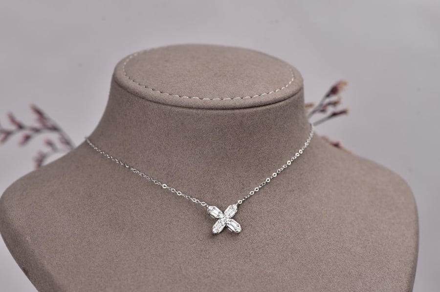 Remains white gold necklace