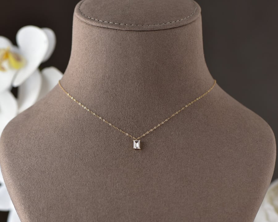 18 karat gold necklace